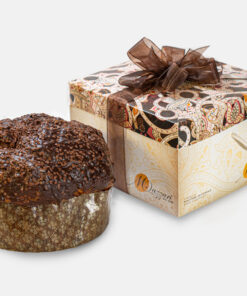 Panettone con impasto al cacao, caramello salato e cioccolato